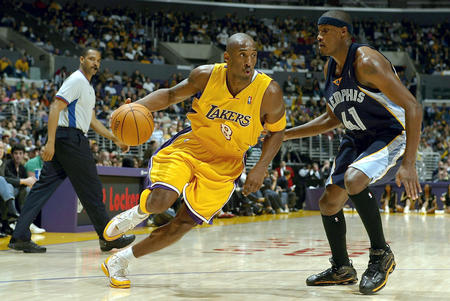 速滑世界杯北京站男子短距离团体追逐赛中国队荣获铜牌——央视新闻客户端报道